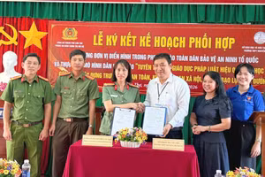 Đại diện lãnh đạo Phòng An ninh chính trị nội bộ (Công an TP Cần Thơ) và Trường THPT Nguyễn Việt Hồng ký kết.