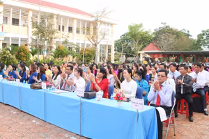 Giáo viên tham gia Hội thi Giáo viên dạy giỏi cấp Tiểu học. 