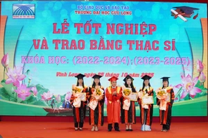 PGS.TS Lương Minh Cừ, Bí thư Đảng ủy, Hiệu trưởng Trường ĐH Cửu Long trao bằng và giấy khen cho tân thạc sĩ tốt nghiệp thủ khoa.