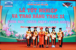 PGS.TS Lương Minh Cừ, Bí thư Đảng ủy, Hiệu trưởng Trường ĐH Cửu Long trao bằng và giấy khen cho tân thạc sĩ tốt nghiệp thủ khoa.