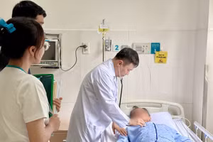 Bác sĩ thăm khám cho bệnh nhân. 