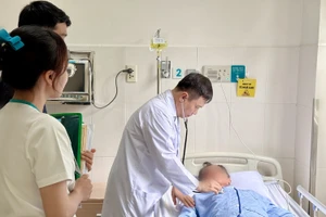 Bác sĩ thăm khám cho bệnh nhân.