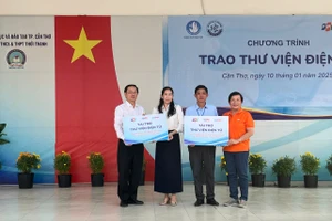 Đại diện Trường TH Thới Lai 1 và Trường THCS&THPT Thới Thạnh nhận bảng tượng trưng “Thư viện điện tử”.