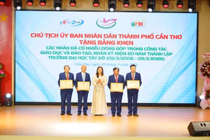 Tặng Bằng khen của Chủ tịch UBND thành phố cho các cá nhân Trường ĐH Tây Đô đã có nhiều đóng góp trong công tác GD&ĐT dịp Kỷ niệm 20 năm thành lập trường.