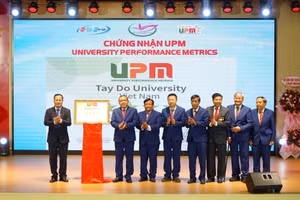 Lãnh đạo Trường ĐH Tây Đô đón Giấy chứng nhận xếp hạng 4 sao UPM.
