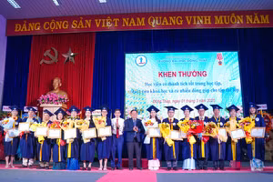 Lãnh đạo Trường Đại học Đồng Tháp khen thưởng các tân thạc sĩ có thành tích tốt trong học tập, nghiên cứu.
