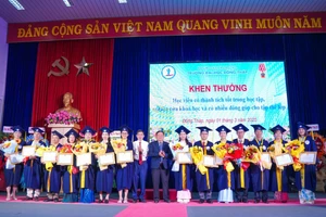 Lãnh đạo Trường Đại học Đồng Tháp khen thưởng các tân thạc sĩ có thành tích tốt trong học tập, nghiên cứu.