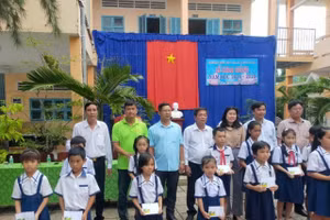 Đại diện tập thể lớp trung cấp chính trị khóa 137 trao quà cho HS Trường Tiểu học Tạ An Khương Nam, huyện Đầm Dơi, Cà Mau.