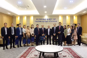 Đoàn công tác của lãnh đạo Sở Ngoại vụ tỉnh Champasak (Lào) thăm và làm việc tại Trường ĐH Cửu Long.