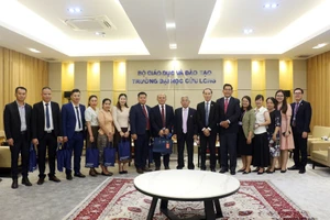 Đoàn công tác của lãnh đạo Sở Ngoại vụ tỉnh Champasak (Lào) thăm và làm việc tại Trường ĐH Cửu Long.