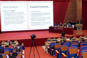 GS.TS Michiko Oguro, Trường ĐH Tokyo Healthcare (Nhật Bản), Giảng viên cơ hữu Trường ĐH Cửu Long trình bày tham luận tại Hội thảo. 