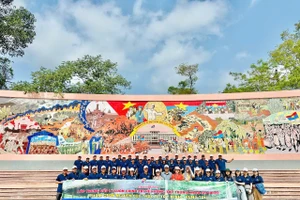 Giảng viên, học viên Trường Chính trị tỉnh Cà Mau có những hành trình về nguồn ý nghĩa.