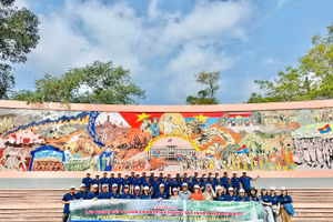 Giảng viên, học viên Trường Chính trị tỉnh Cà Mau có những hành trình về nguồn ý nghĩa.