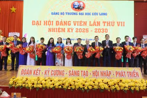 Ban chấp hành mới ra mắt Đại hội.