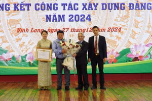 Khen thưởng tập thể Đảng bộ Trường ĐH Cửu Long và cá nhân đồng chí Lương Minh Cừ.