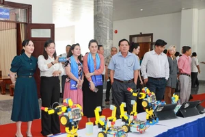 Cán bộ, giáo viên trải nghiệm ứng dụng AI, STEM, Robotics trong dạy và học.