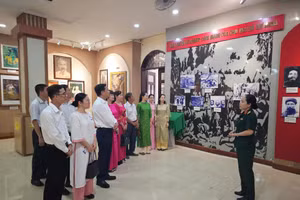 Chi bộ Văn phòng, Đảng bộ Sở GD&ĐT TP Cần Thơ sinh hoạt chuyên đề quý 2 tại Bảo tàng Hồ Chí Minh - Chi nhánh ĐBSCL.