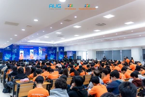 Phụ huynh, học sinh tham gia Ngày hội Du học và Hướng nghiệp tại Trường THPT FPT Cần Thơ.