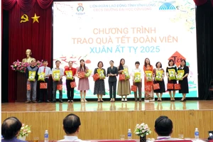 TS Nguyễn Kim Quyên - Chủ tịch Công đoàn cơ sở Trường Đại học Cửu Long trao quà tết cho công đoàn viên. Ảnh: V.D