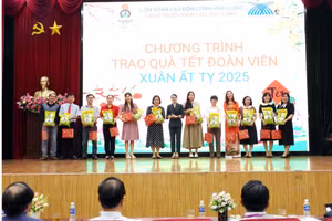TS Nguyễn Kim Quyên - Chủ tịch Công đoàn cơ sở Trường Đại học Cửu Long trao quà tết cho công đoàn viên. Ảnh: V.D