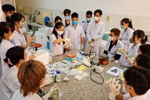 Sinh viên ngành Công nghệ sinh học (Trường ĐH Trà Vinh) trong giờ thí nghiệm.