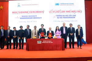 Lãnh đạo hai đơn vị thực hiện nghi thức ký Bản ghi nhớ hợp tác.