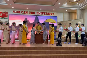 Sinh viên tái hiện chân thực không gian lễ cưới của đồng bào Khmer.