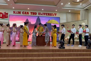 Sinh viên tái hiện chân thực không gian lễ cưới của đồng bào Khmer.