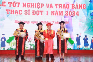 PGS.TS Lương Minh Cừ - Bí thư Đảng ủy, Hiệu trưởng Trường ĐH Cửu Long trao giấy khen cho tân thạc sĩ.