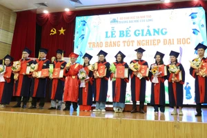  PGS.TS Lương Minh Cừ - Bí thư Đảng ủy, Hiệu trưởng Trường ĐH Cửu Long trao bằng, khen thưởng tân cử nhân, kỹ sư tốt nghiệp xuất sắc tiêu biểu.