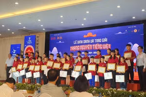 Học sinh TP Cần Thơ đạt giải nhận khen thưởng từ Ban Tổ chức cuộc thi.