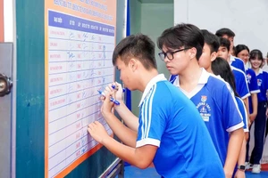 Học sinh Trường THPT Bùi Hữu Nghĩa (TP Cần Thơ) ký cam kết thực hiện mô hình “Trường học thân thiện, HS thanh lịch, không ma túy, không tệ nạn xã hội và không bạo lực học đường”.