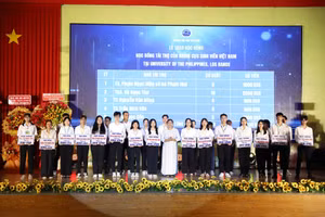 TS Thạch Thị Dân, Phó Hiệu trưởng Trường ĐH Trà Vinh trao học bổng của các nhà tài trợ cho SV vượt khó.