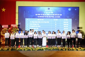 TS Thạch Thị Dân, Phó Hiệu trưởng Trường ĐH Trà Vinh trao học bổng của các nhà tài trợ cho SV vượt khó.