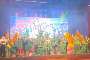 Sân khấu hóa tác phẩm Văn học - Lịch sử do học sinh Trường THPT An Khánh (TP Cần Thơ) biểu diễn.