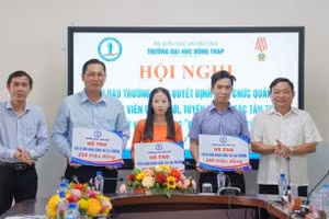 TS Trương Tấn Đạt, Chủ tịch Hội đồng trường (trái) và PGS.TS Hồ Văn Thống, Hiệu trưởng trao hỗ trợ viên chức tuyển dụng mới có học vị Tiến sĩ.