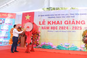 Trưởng Ban Tuyên giáo Trung ương Nguyễn Trọng Nghĩa đánh trống khai giảng tại Trường THCS Trừ Văn Thố, thị xã Cai Lậy, Tiền Giang.