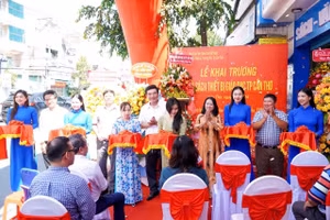 Nghi thức cắt băng khai trương Nhà sách thiết bị giáo dục Cần Thơ. 