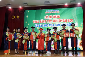 PGS.TS Lương Minh Cừ - Bí thư Đảng ủy, Hiệu trưởng Trường ĐH Cửu Long trao bằng, khen thưởng các tân cử nhân tốt nghiệp xuất sắc tiêu biểu.