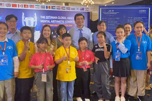 Lãnh đạo Sở GD&ĐT TP Cần Thơ cùng các thầy cô và đội học sinh dự thi.