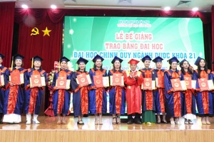 PGS.TS Lương Minh Cừ - Bí thư Đảng ủy, Hiệu trưởng trao bằng, khen thưởng các tân Dược sĩ tốt nghiệp xuất sắc.