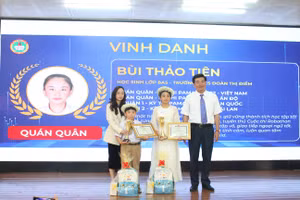 Ông Trần Thanh Bình, Giám đốc Sở GD&ĐT và bà Nguyễn Hoàng Uyên, Chủ tịch Hiệp hội Bàn tính và số học trí tuệ quốc tế PAMA tại Việt Nam khen thưởng 2 học sinh đạt giải Quán quân.