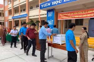 Cán bộ, giáo viên Trường THPT Vĩnh Hải cùng chung tay đóng góp.