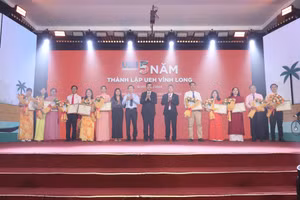 Thứ trưởng Bộ GD&ĐT Nguyễn Văn Phúc trao Bằng khen cho các cá nhân có thành tích nổi bật.