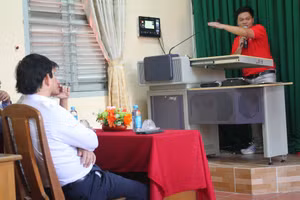 Chuyên viên giải pháp chuyển đổi số giáo dục của Viettel Cần Thơ trình bày chi tiết về mô hình Phòng học thông minh.