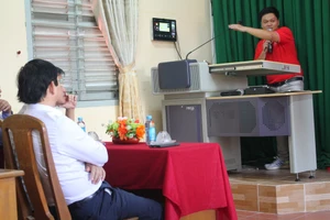 Chuyên viên giải pháp chuyển đổi số giáo dục của Viettel Cần Thơ trình bày chi tiết về mô hình Phòng học thông minh.