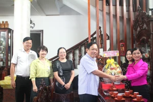 Lãnh đạo Sở GD&ĐT chúc mừng Ngày nhà giáo Việt Nam ông Tô Minh Giới, nguyên Giám đốc Sở GD&ĐT.