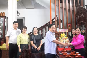 Lãnh đạo Sở GD&ĐT chúc mừng Ngày nhà giáo Việt Nam ông Tô Minh Giới, nguyên Giám đốc Sở GD&ĐT.