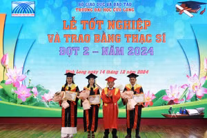 PGS.TS Lương Minh Cừ - Bí thư Đảng ủy, Hiệu trưởng Trường ĐH Cửu Long trao giấy khen cho tân thạc sĩ.