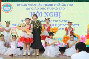 Lãnh đạo Sở GD&ĐT TP Cần Thơ tặng hoa cho các em HS trong tiết mục văn nghệ khai mạc Hội nghị.